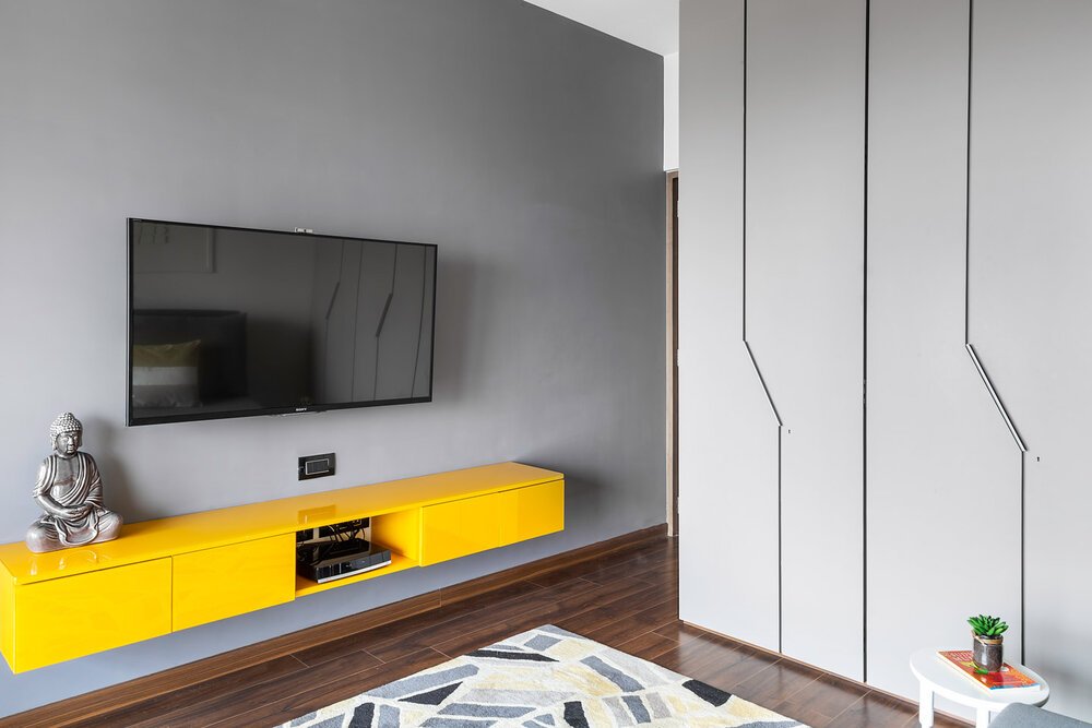 ترکیب رنگ طوسی و زرد در طراحی تی وی وال The combination of gray and yellow colors in the design of the TV wall